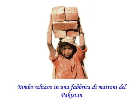 Bimbo schiavo in una fabbrica di mattoni del Pakistan