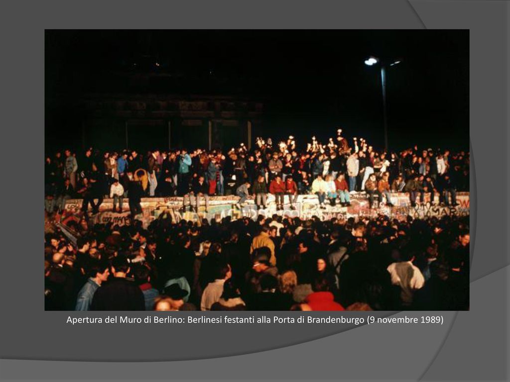 Apertura del Muro di Berlino: Berlinesi festanti alla Porta di Brandenburgo (9 novembre 1989)