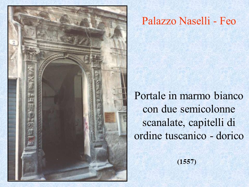 Palazzo Naselli - Feo Portale in marmo bianco con due semicolonne scanalate, capitelli di ordine tuscanico - dorico.
