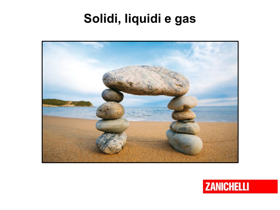 Solidi, liquidi e gas Un solido è un corpo rigido e come tale conserva forma e volume propri.