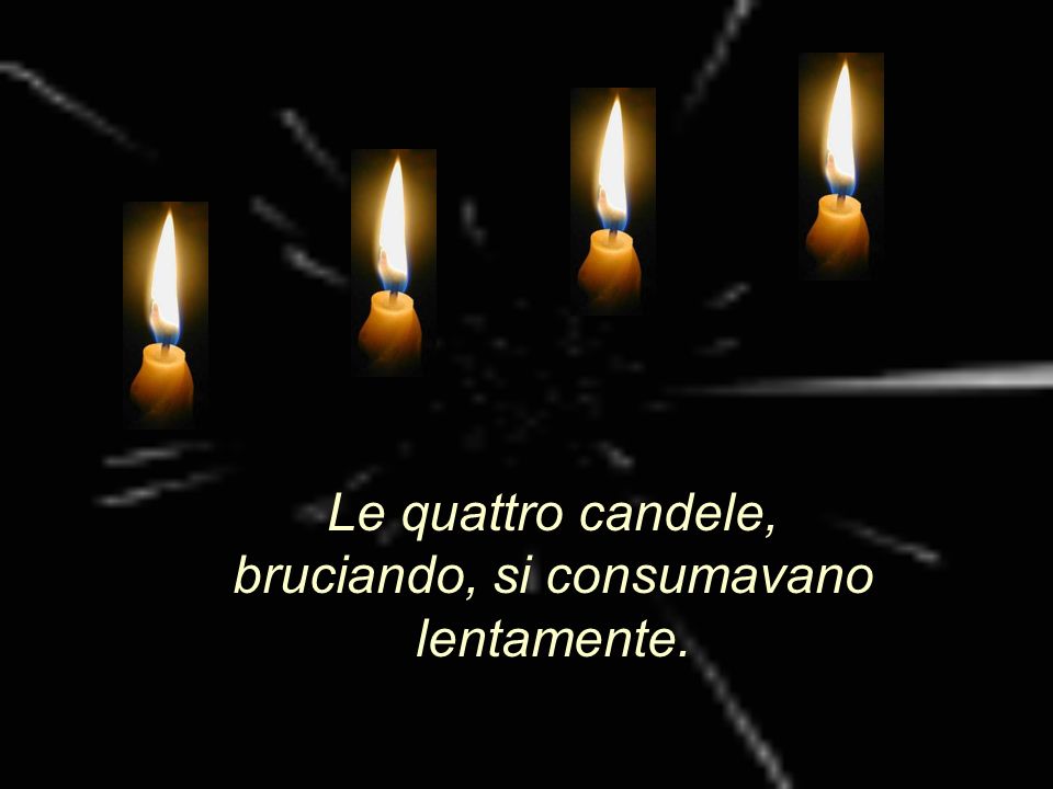 Le quattro candele, bruciando, si consumavano lentamente.