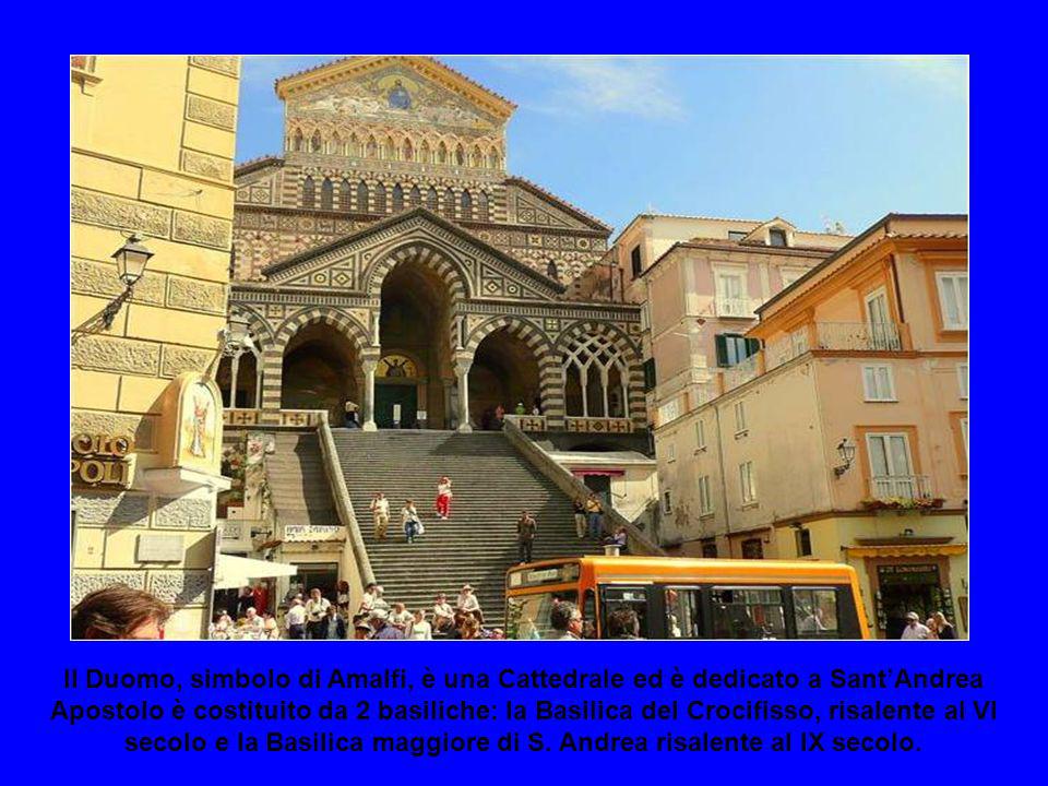 Il Duomo, simbolo di Amalfi, è una Cattedrale ed è dedicato a Sant’Andrea Apostolo è costituito da 2 basiliche: la Basilica del Crocifisso, risalente al VI secolo e la Basilica maggiore di S.