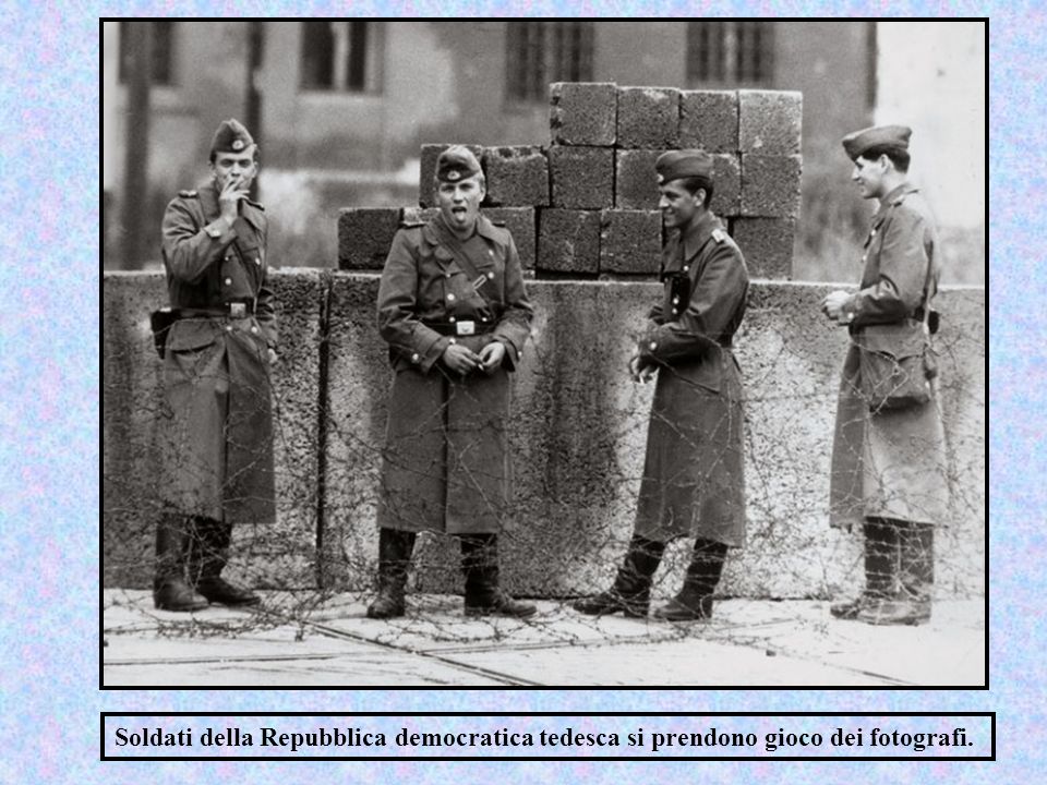 Soldati della Repubblica democratica tedesca si prendono gioco dei fotografi.