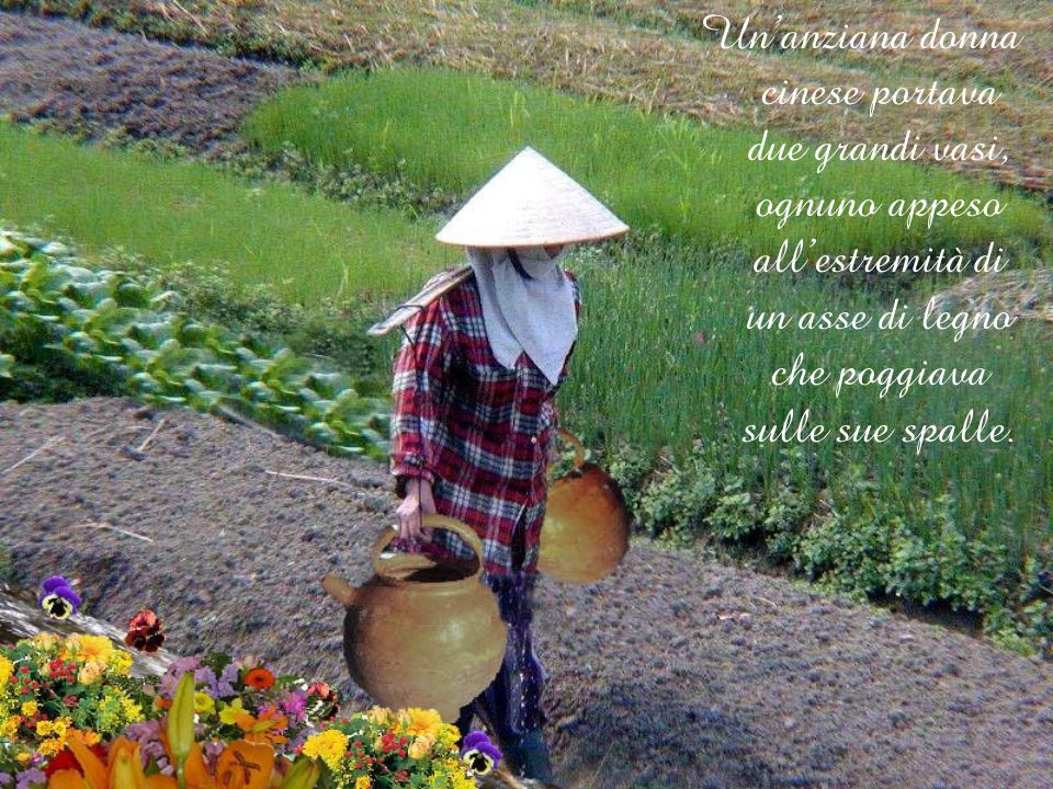 Un’anziana donna cinese portava due grandi vasi, ognuno appeso all’estremità di un asse di legno che poggiava sulle sue spalle.
