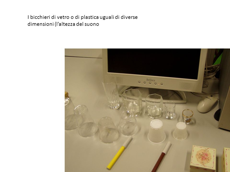 I bicchieri di vetro o di plastica uguali di diverse dimensioni (l’altezza del suono