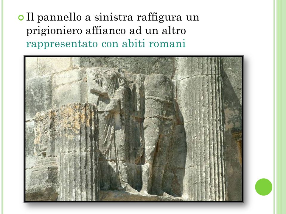 Il pannello a sinistra raffigura un prigioniero affianco ad un altro rappresentato con abiti romani