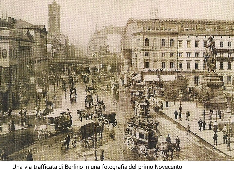 Una via trafficata di Berlino in una fotografia del primo Novecento