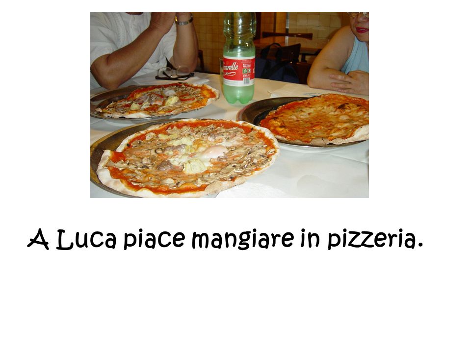A Luca piace mangiare in pizzeria.