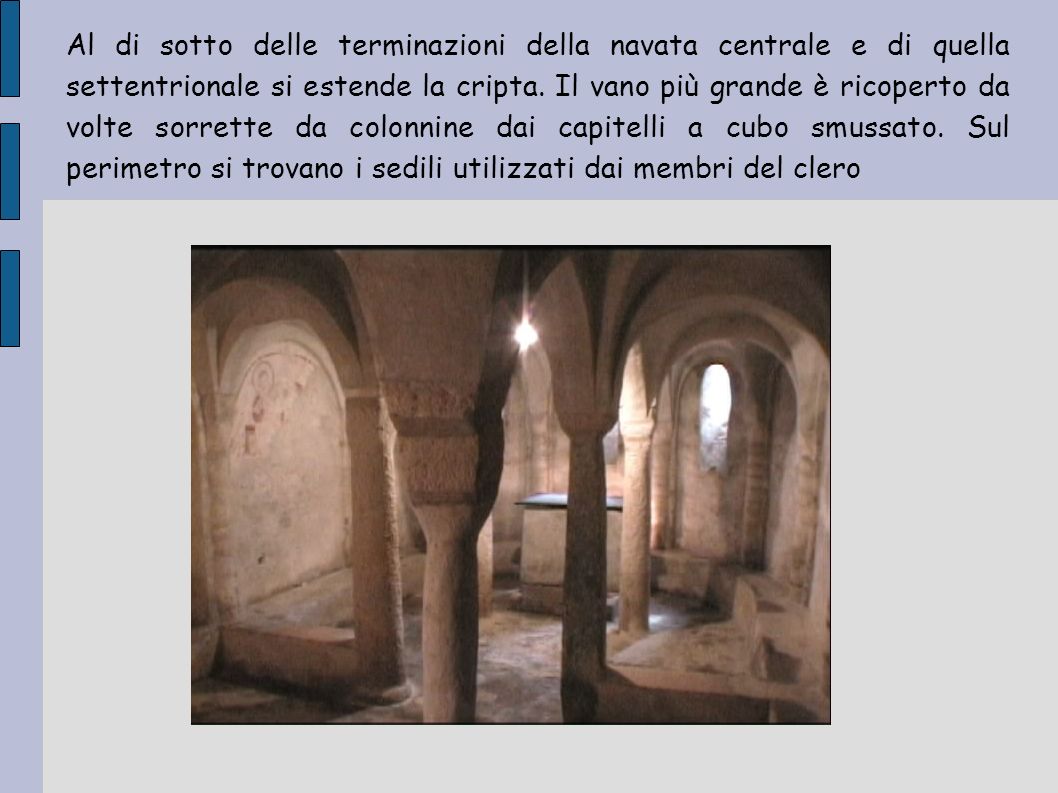 Al di sotto delle terminazioni della navata centrale e di quella settentrionale si estende la cripta.