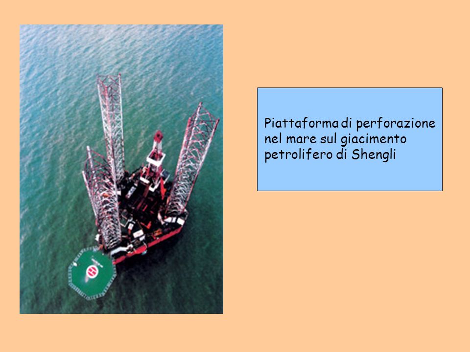 Piattaforma di perforazione nel mare sul giacimento petrolifero di Shengli
