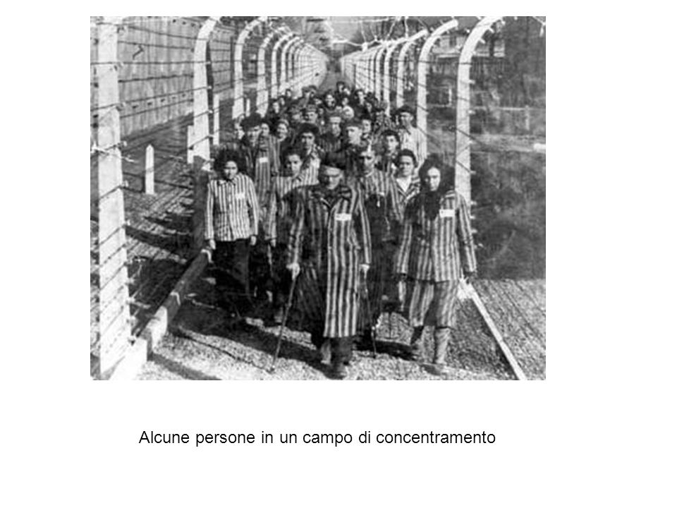 Alcune persone in un campo di concentramento