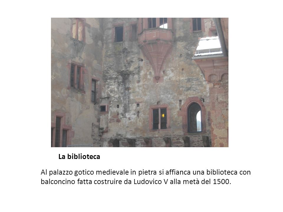 La biblioteca Al palazzo gotico medievale in pietra si affianca una biblioteca con balconcino fatta costruire da Ludovico V alla metà del