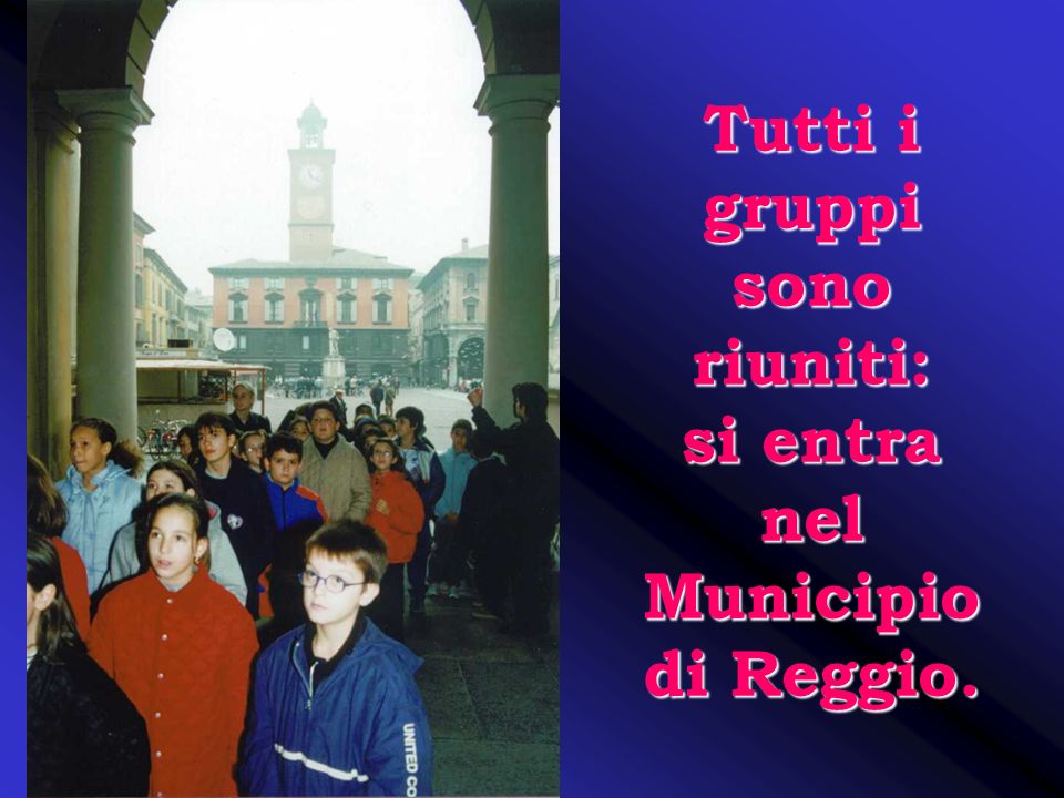 Tutti i gruppi sono riuniti: si entra nel Municipio di Reggio.