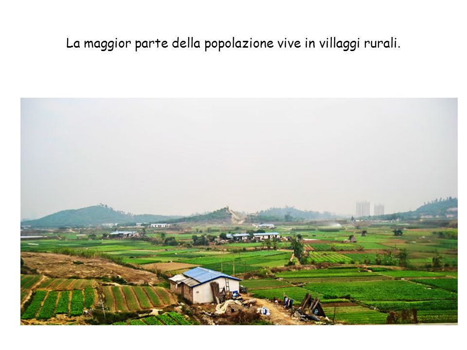 La maggior parte della popolazione vive in villaggi rurali.