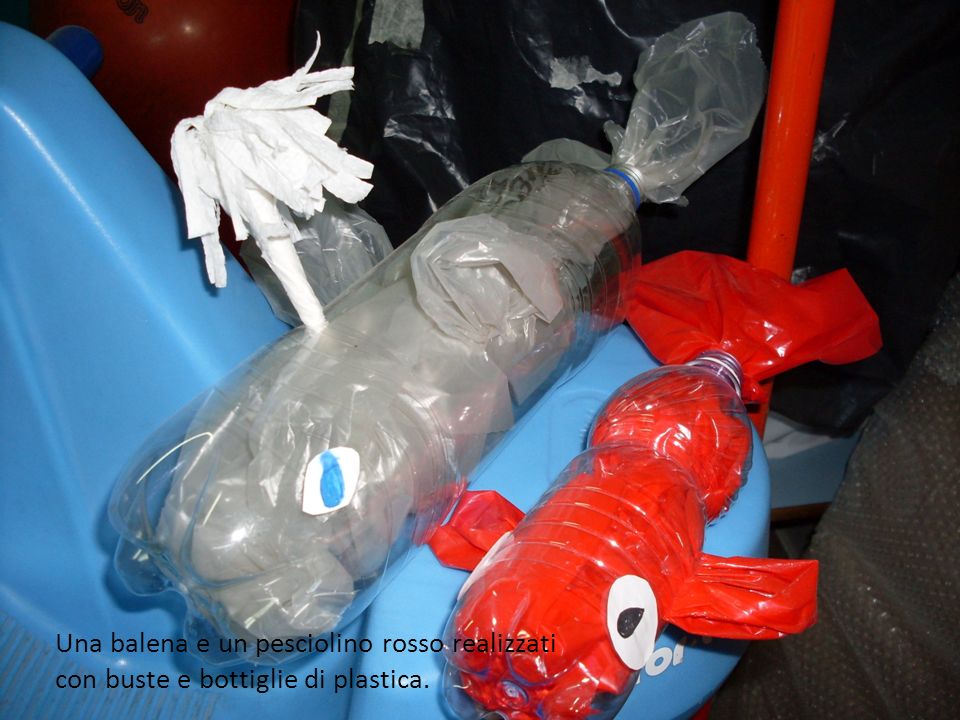 Una balena e un pesciolino rosso realizzati con buste e bottiglie di plastica.