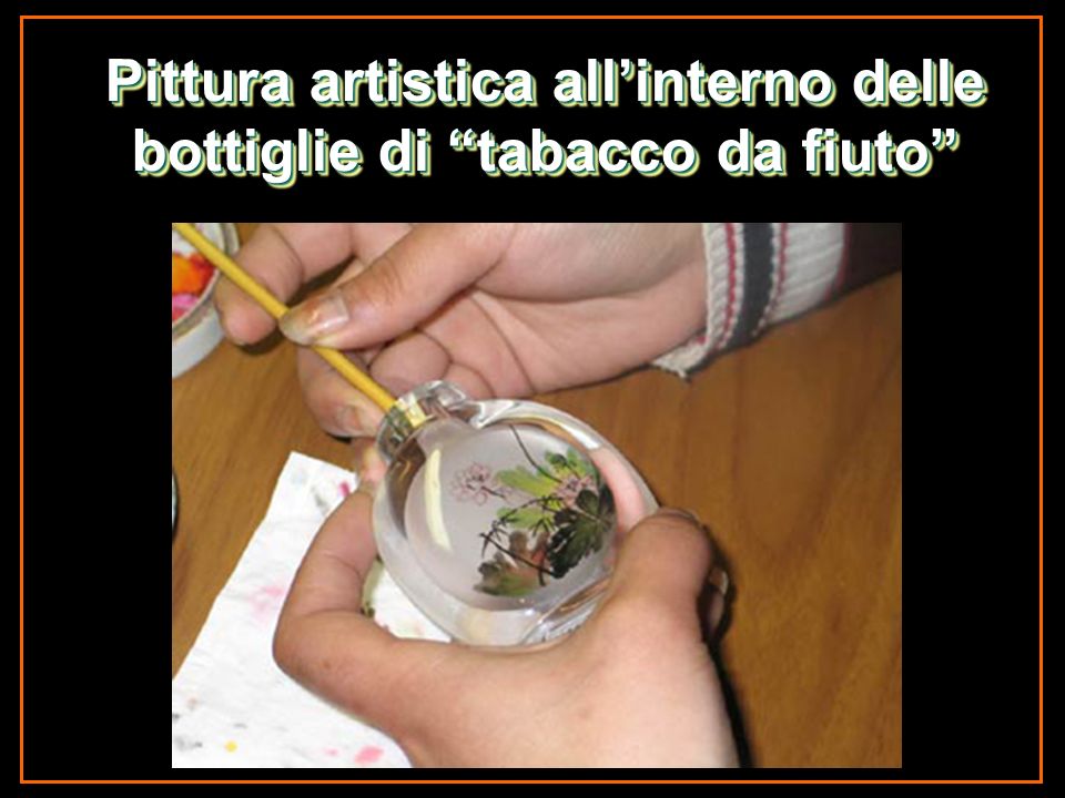Pittura artistica all’interno delle bottiglie di tabacco da fiuto