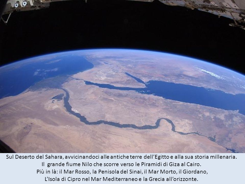Il grande fiume Nilo che scorre verso le Piramidi di Giza al Cairo.