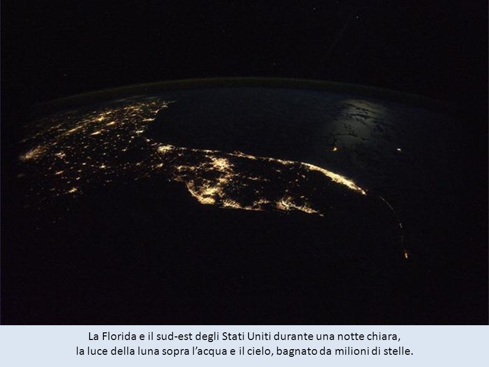 La Florida e il sud-est degli Stati Uniti durante una notte chiara, la luce della luna sopra l’acqua e il cielo, bagnato da milioni di stelle.