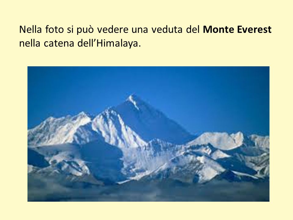 Nella foto si può vedere una veduta del Monte Everest nella catena dell’Himalaya.