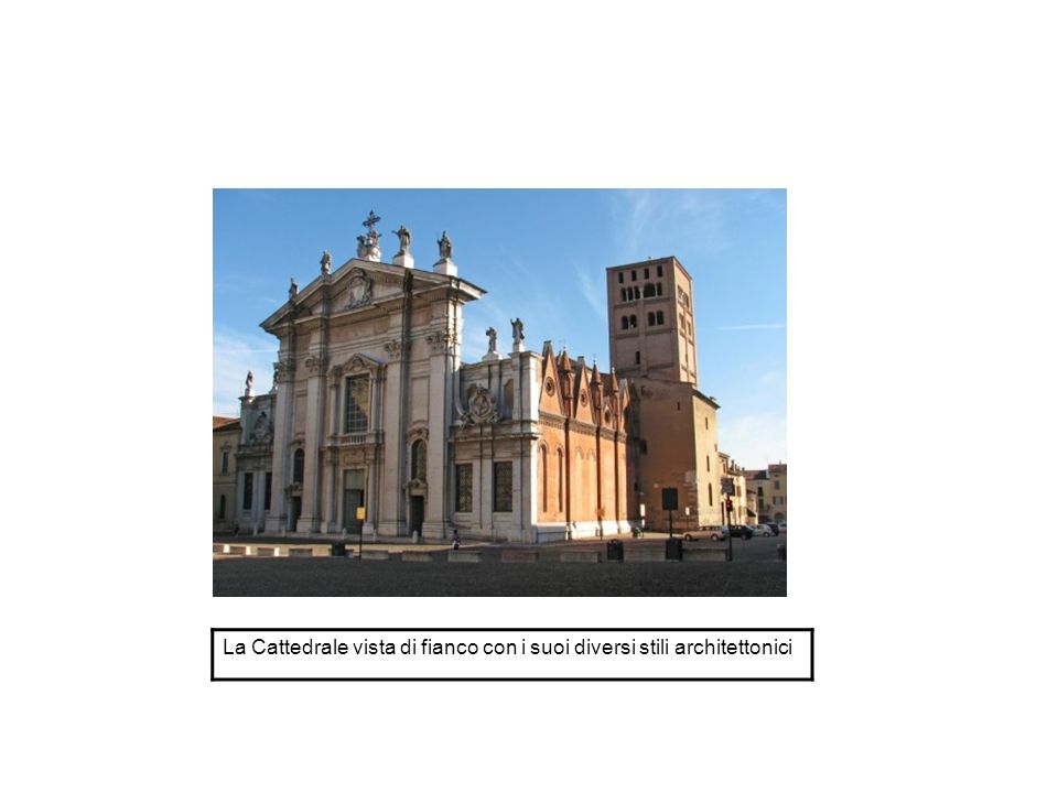 La Cattedrale vista di fianco con i suoi diversi stili architettonici